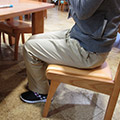 立ち座りをサポートする低床の椅子