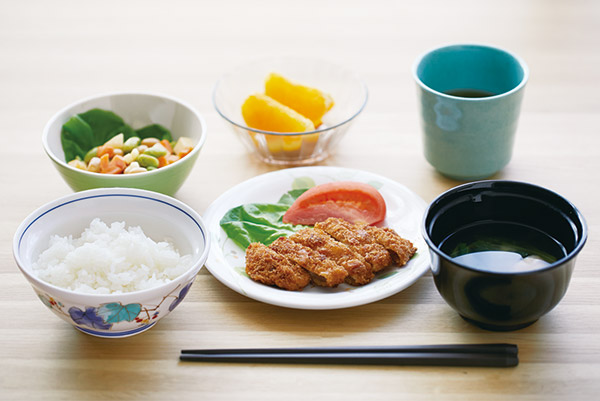 自前厨房からのあたたかい食事